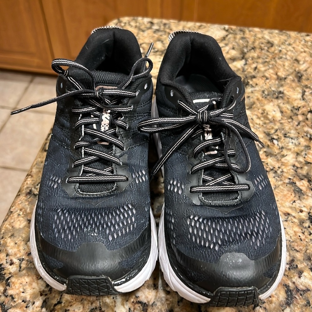 Hoka women’s size 8 Clifton 6